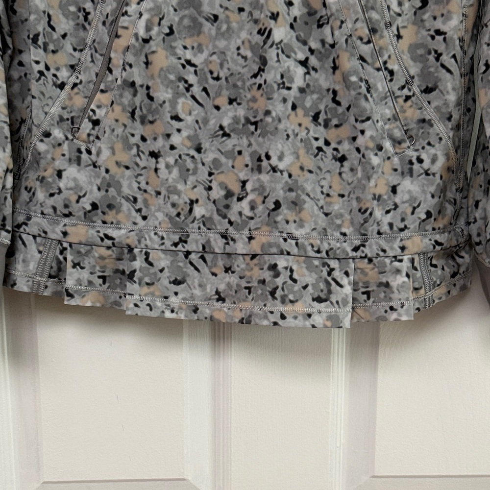 Women’s Lululemon Lightened Up Pullover jacket Floral Print Gray Running size 8 - Picture 2 of 8